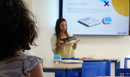 Docente en una capacitación virtual de Smart Team