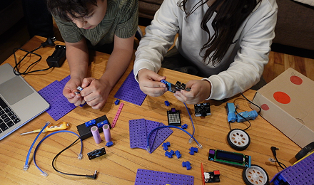 Estudiantes armando un kit de robótica Smart Team